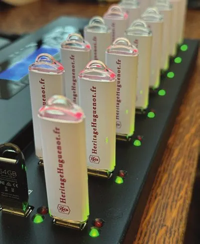 Huguenot Heritage thumb drives, each loaded with twenty seminary courses in French